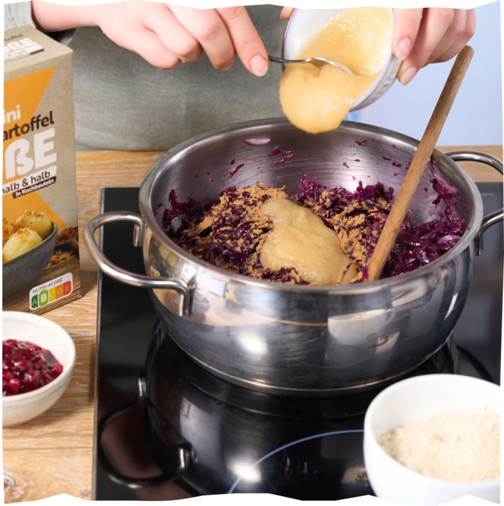 Mit Rotwein abgelöschte Zwiebeln ergänzt um Preiselbeeren, Rotkohl und Apfelmus.
