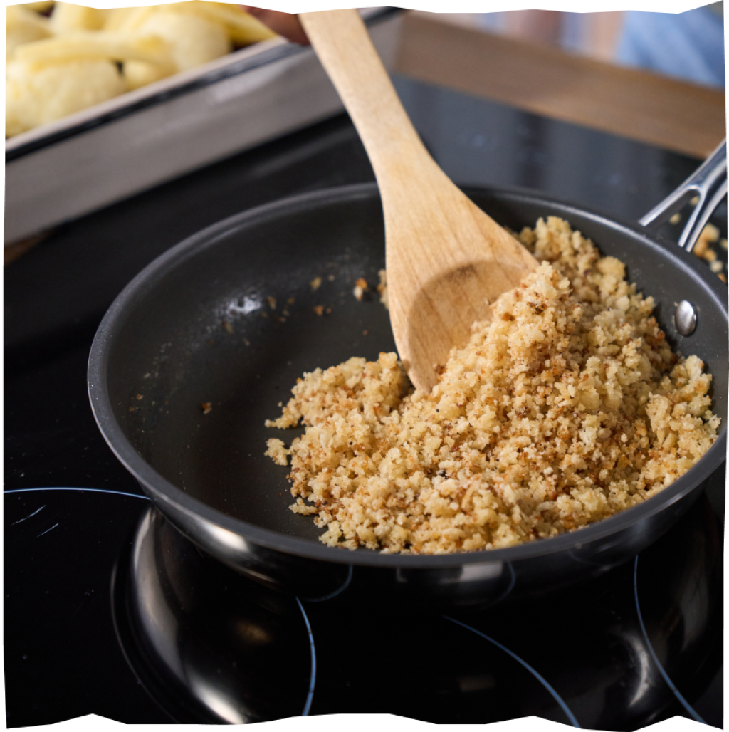 Panko-Brösel beim Anrösten in einer Pfanne.
