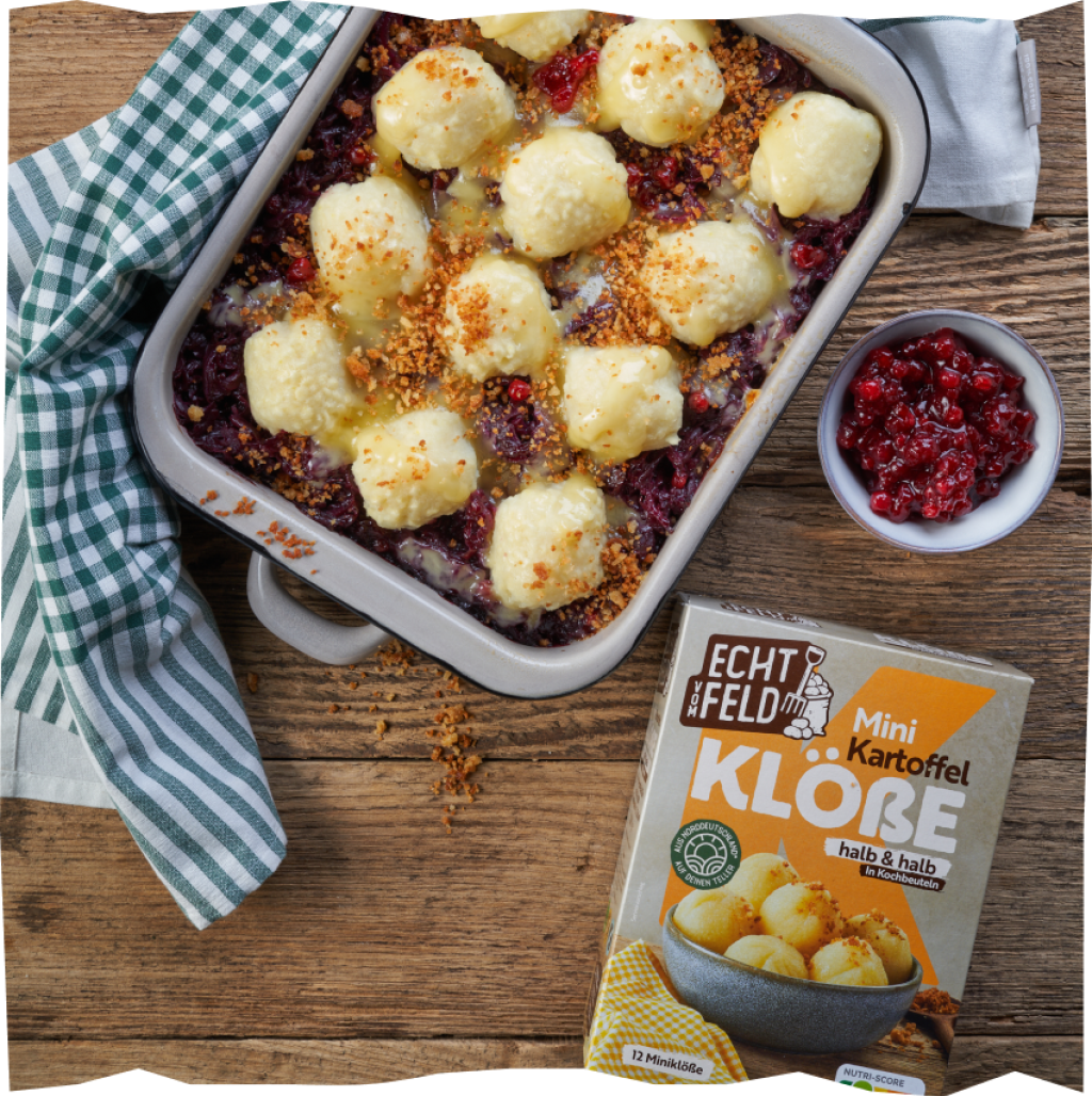 Fertiger Rotokohl-Kloß-Raclette-Auflauf mit Preiselbeeren und der Mini Kartoffelkloßpackung halb&halb von Echt vom Feld.