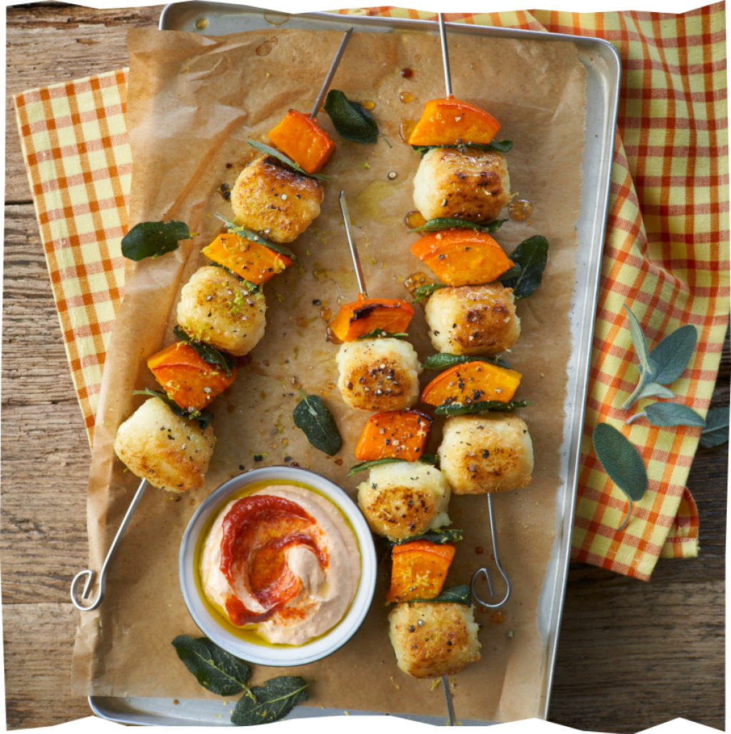 Ofengebratene Kloß-Spieße mit Kürbis und Schafskäse-Dip.