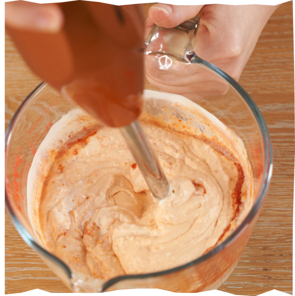 Zubereitung von Schafkäse und Joghurt Dip, passend zu Kloß-Hokkaidokürbis-Spießen.