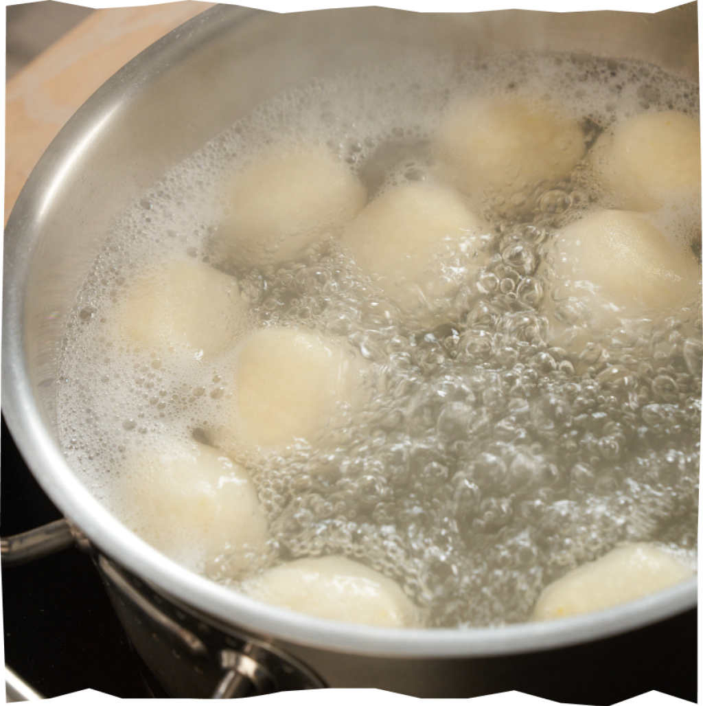 Kartoffelklöße von Echt vom Feld in einem Kochtopf beim Kochen.