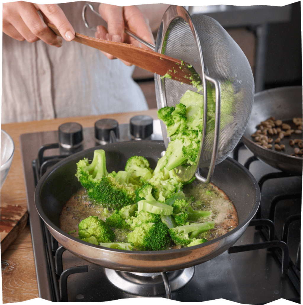 Anbraten von Brokkoli für das grüne Gemüse-Püree.