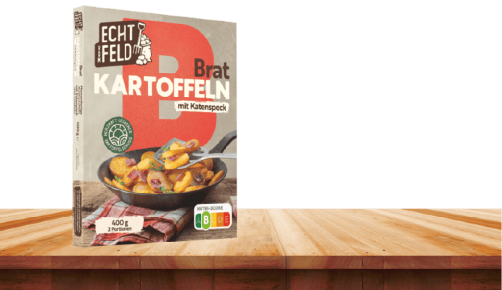 Echt vom Feld Bratkartoffeln mit Katenspeck auf einem Tisch stehend.