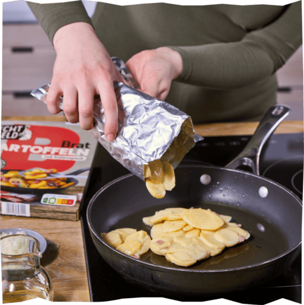 Echt vom Feld Bratkartoffeln mit Katenspeck in eine geölte Pfanne geben und anbraten.