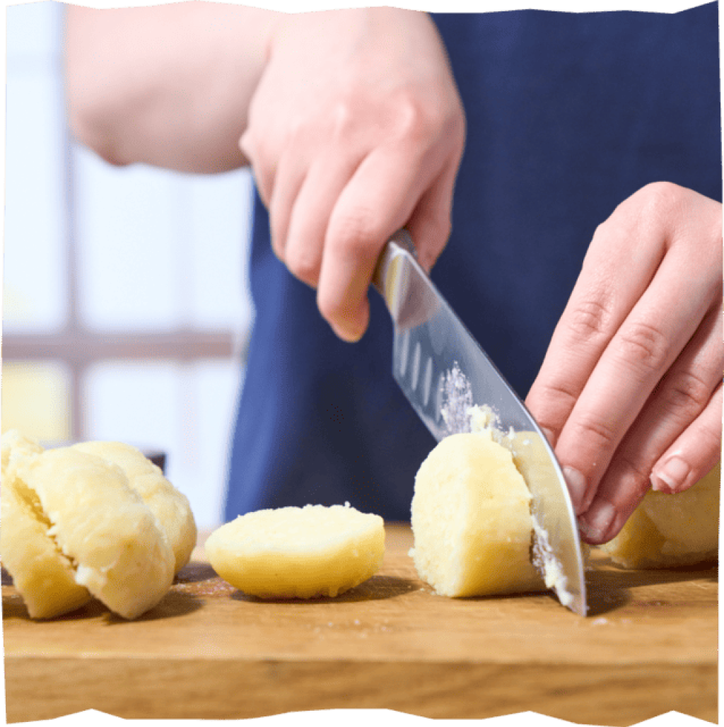 Nach packungsanweisung zubereitete Echt vom Feld Kartoffelklöße in Scheiben geschnitten.