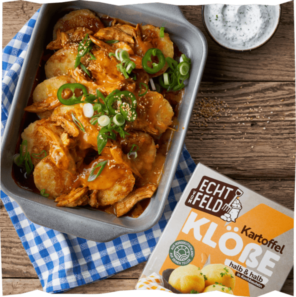 Kloßhälften und PUlled Chicken in einer ofenfesten Form mit geriebenen Cheddar überbacken.