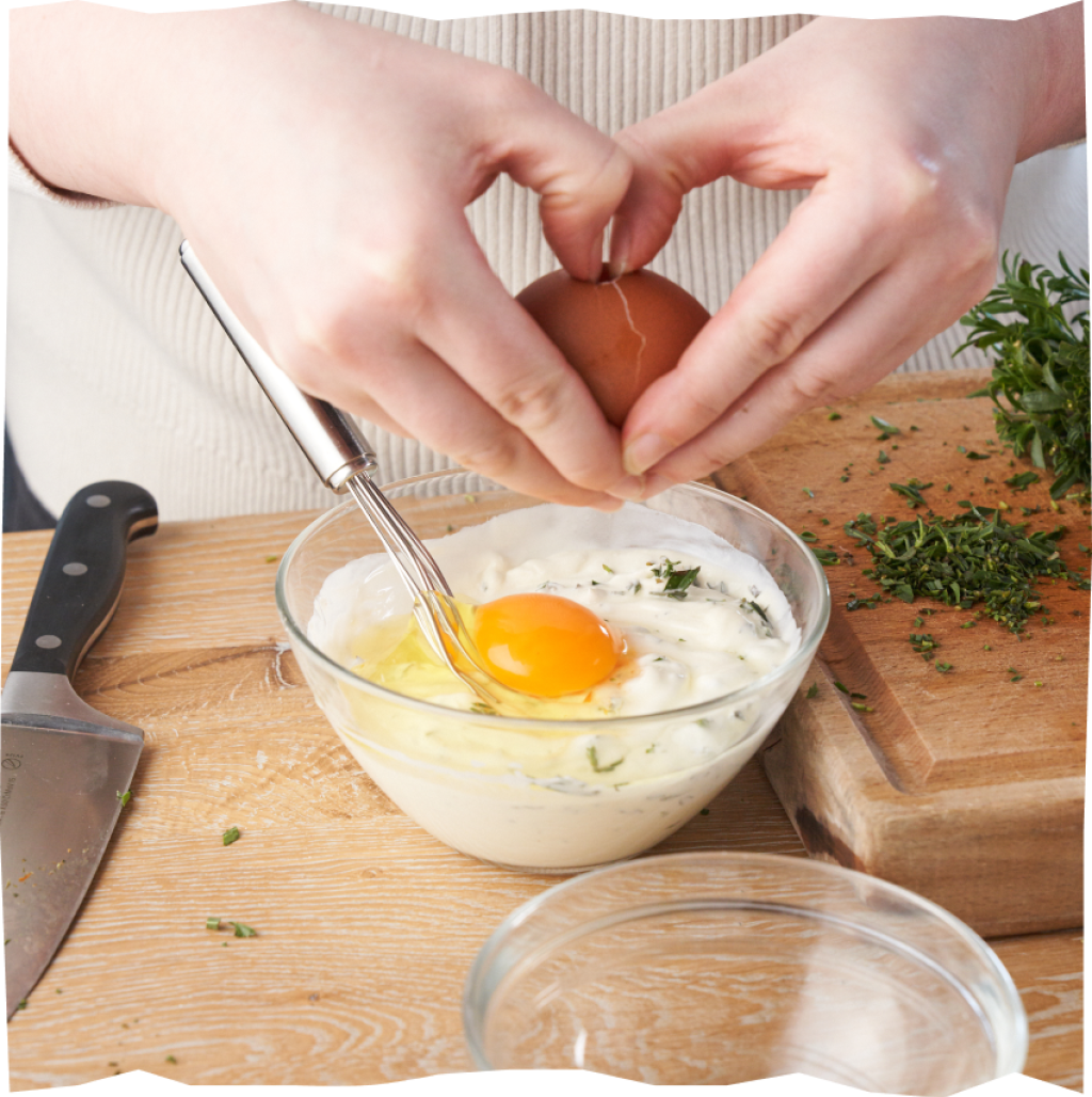 Schmand und Eier vermengen, über den Auflauf gießen.