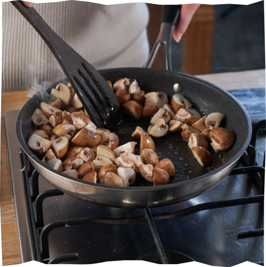 Pilze putzen und anbraten.