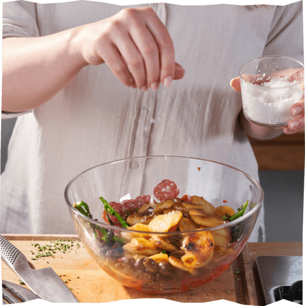 Echt vom Feld Bratkartoffelsalat, Schritt 5, Bratkartoffelsalat mit Salz würzen.