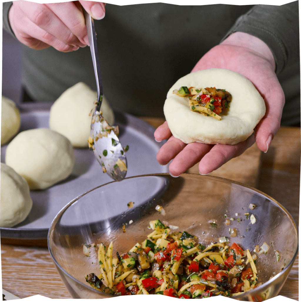 Kartoffelküchlein mit Gemüse befüllen.