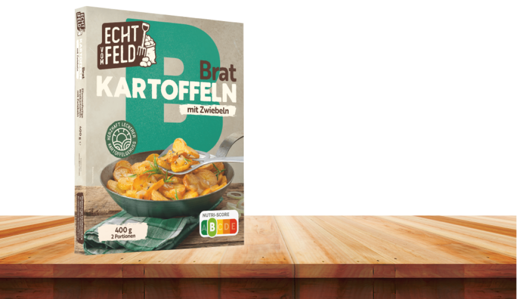 Eine Packung Echt vom Feld Bratkartoffeln auf einem Holzbrett.