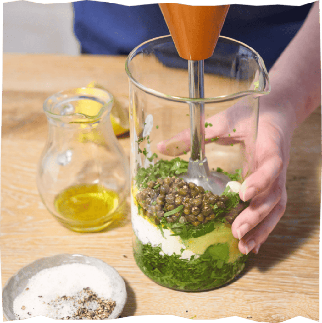 Alle Zutaten für den Green Goddess Salat zu einer glatten Soße pürieren.