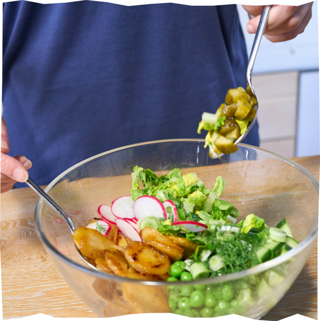 Alle Zutaten zu einem Green Goddess Salat vermengen.