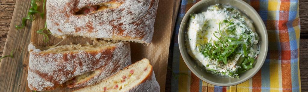 Handbrot mit Champignon-Speck-Füllung und leckerem Zitronen-Schmand-Dip.