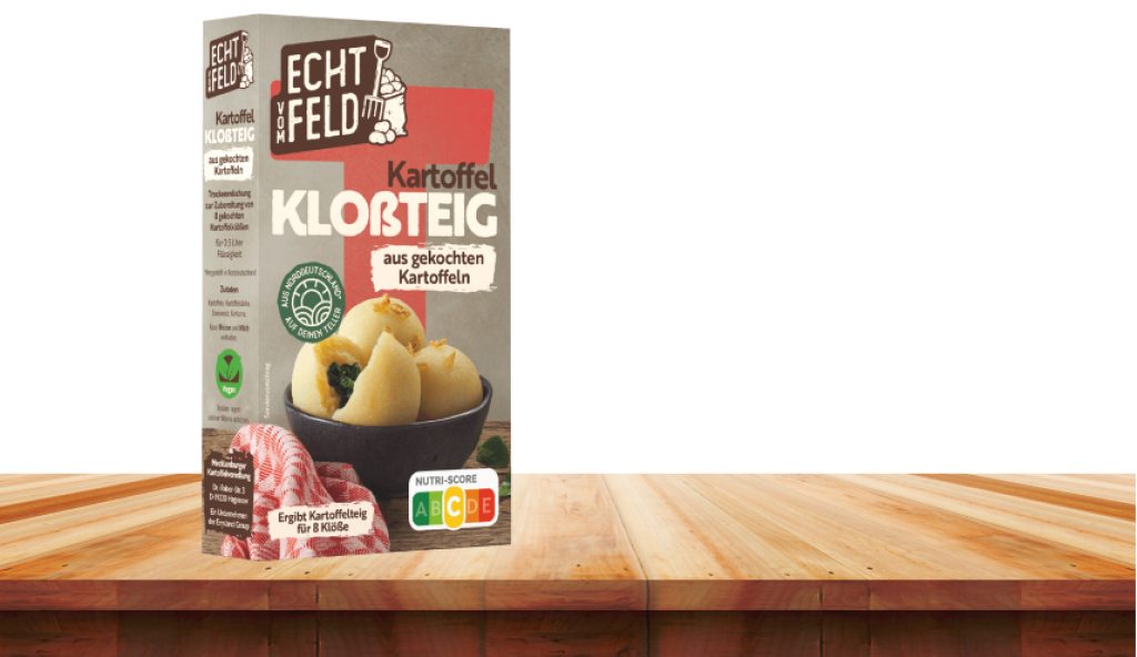 Kloßteig aus gekochten Kartoffeln von Echt vom Feld auf einem Holztisch stehend.