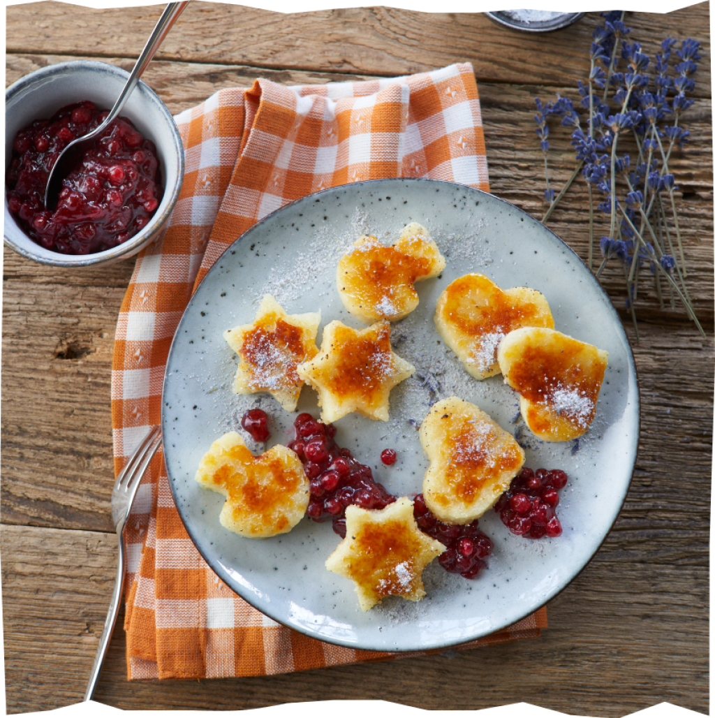 Kloß-Kekse mit karamellisiertem Zucker und Preiselbeer-Dip.