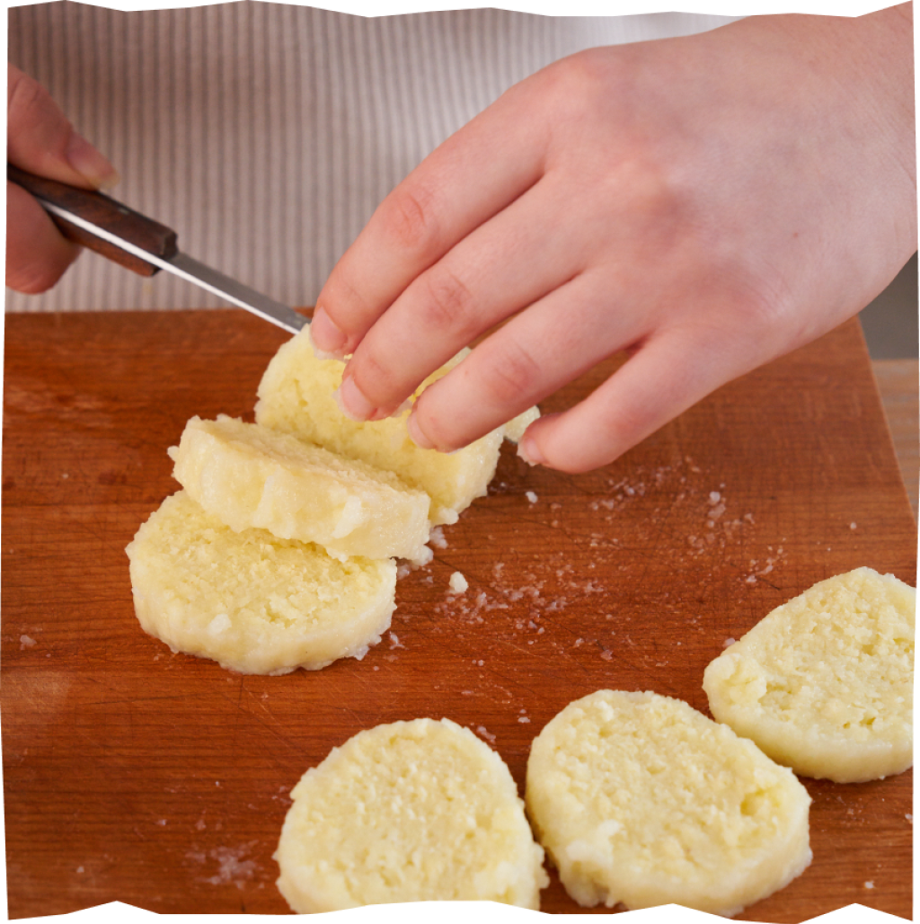 In Scheiben geschnittene Kartoffelklöße.
