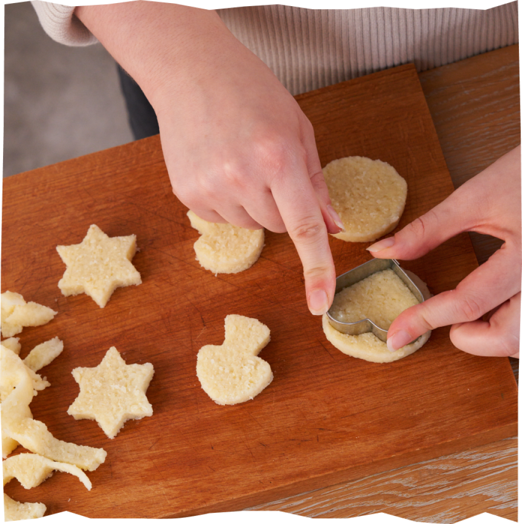 In Scheiben geschnittene Klöße, die mit weihnachtlichen Keks-Ausstechern ausgestochen werden.