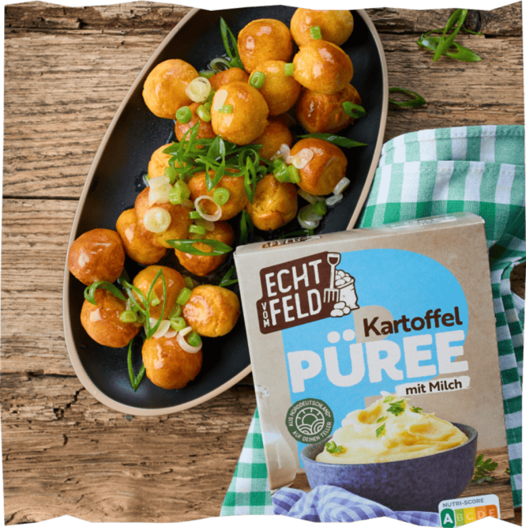 Eine Frau im roten Shirt schwenkt eine Pfanne in der die Kartoffelbällchen mit dem Lauch vermengt werden.