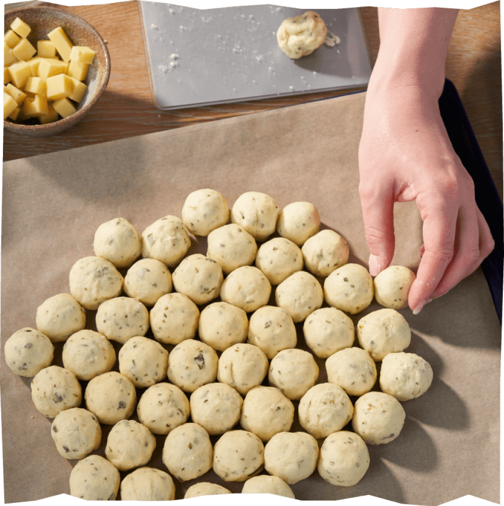 Echt vom Feld Bubble-Bread, Ofenbrot, Kartoffelbrot mit Käse und Kräutern, Schritt 5, Brotkugeln mit Käse formen.