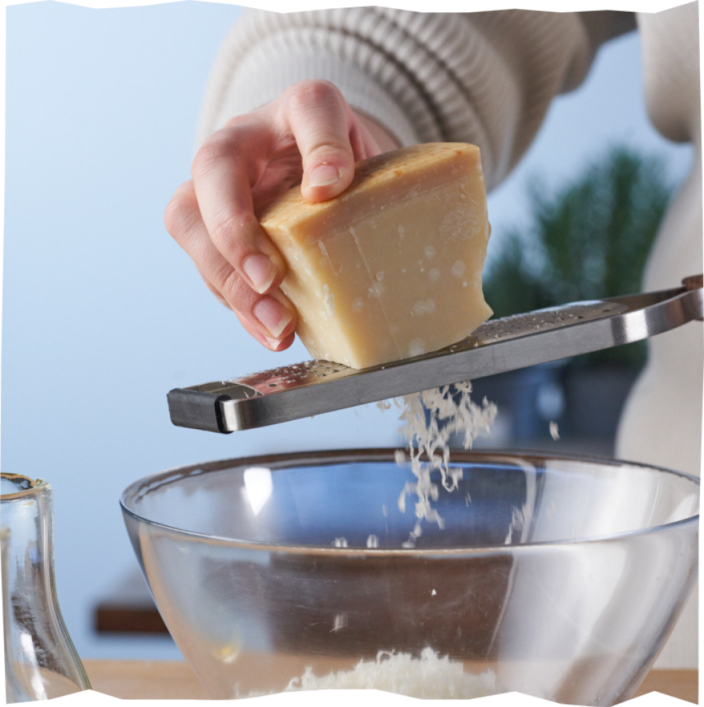 Parmesan reiben.
