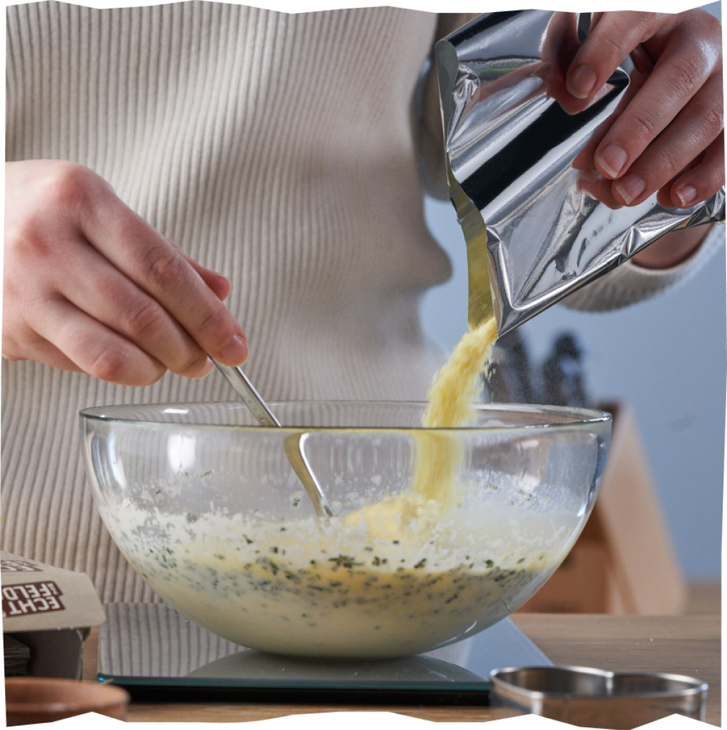 Milch, Ei und Wasser mit der Stampfkartoffel-Mischung verrühren.