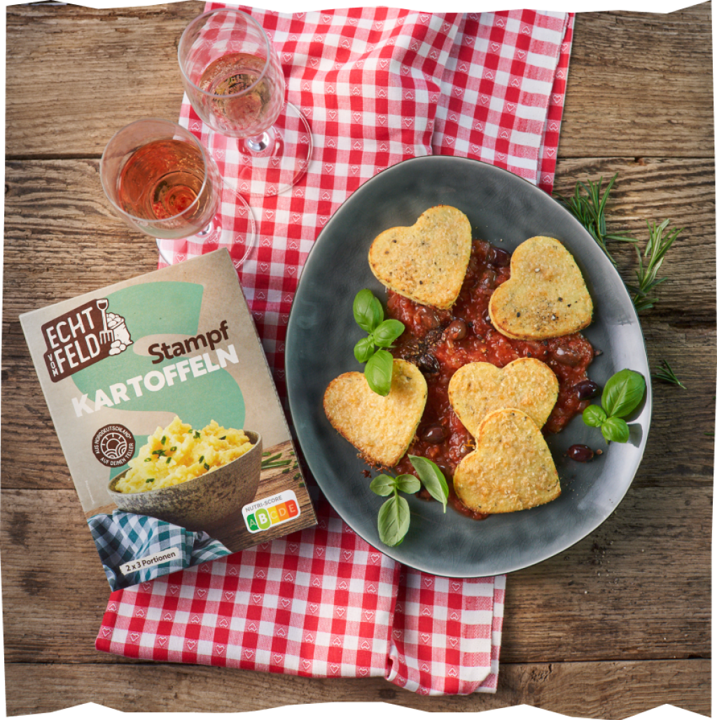 Kartoffelherzen mit der Tomatensauce anrichten.