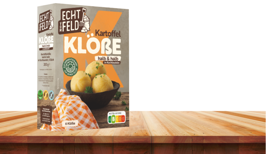 Echt vom Feld Kartoffelklöße halb &halb auf einem Holztisch stehend.