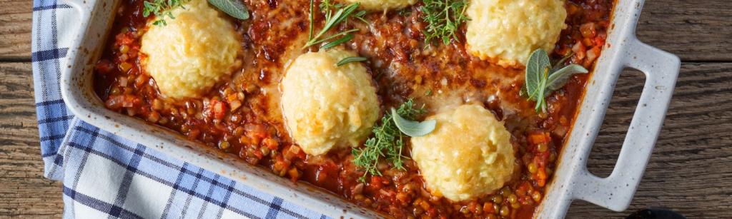 Linsen-Bolognese mit Echt vom Feld Kartoffelklößen in einer Auflaufform.