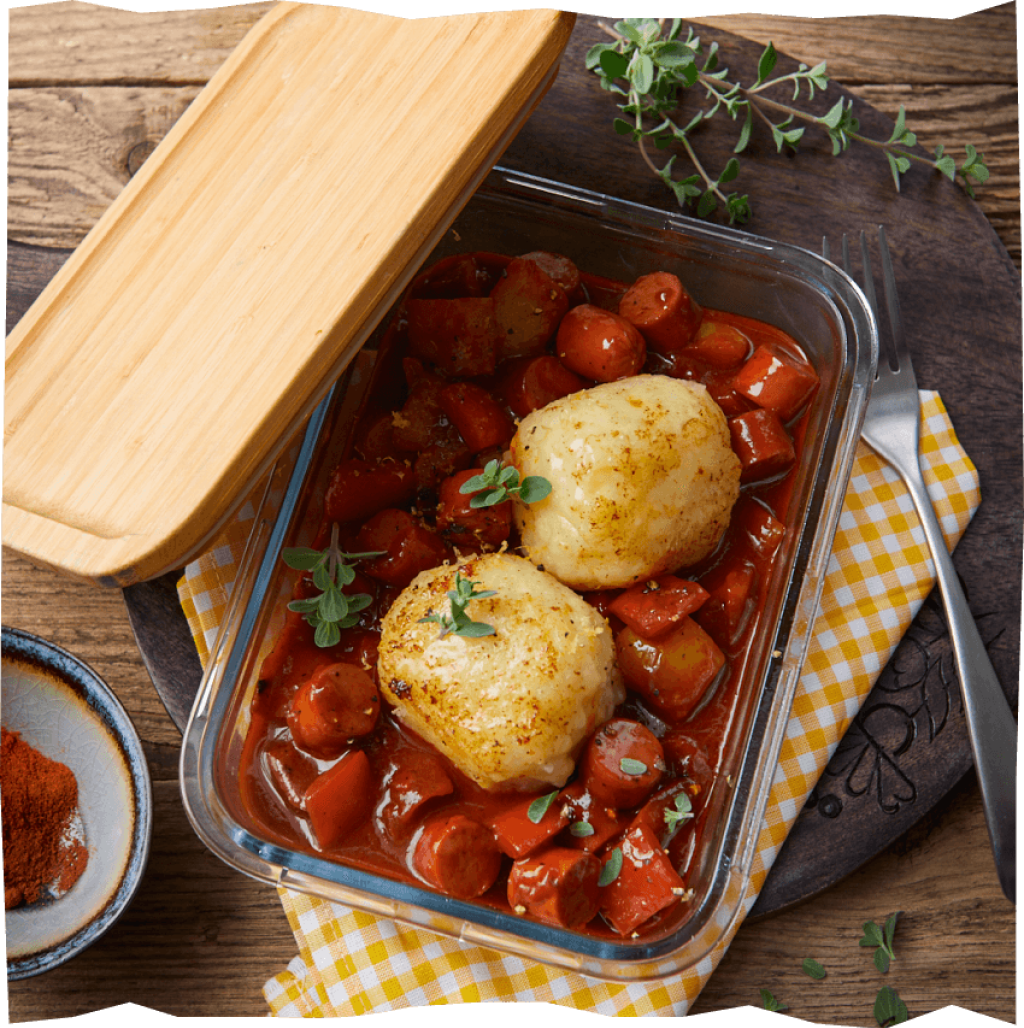 Semmelknödel auf Wurstgulasch zum Mittagessen.