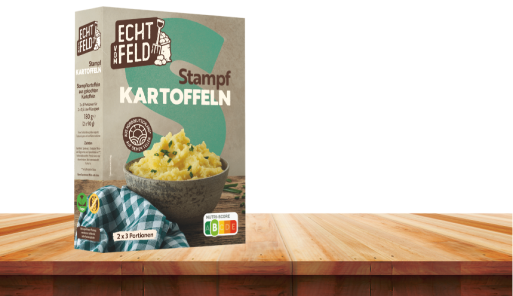 Eine Packung Stampfkartoffeln von Echt vom Feld auf einem Holztisch stehend.