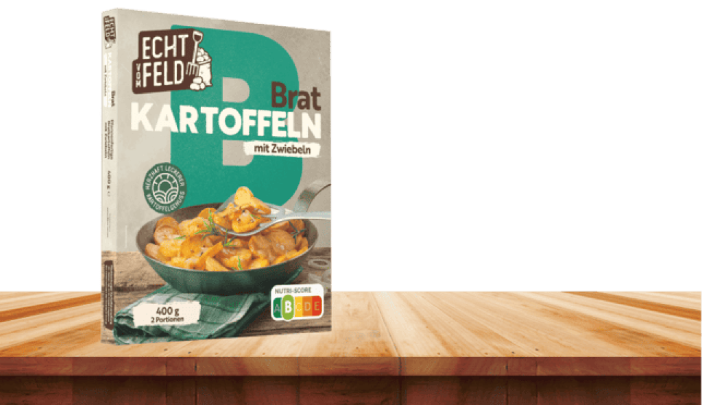 Eine Packung Echt vom Feld Bratkartoffeln mit Zwiebeln auf einem Holzbrett.
