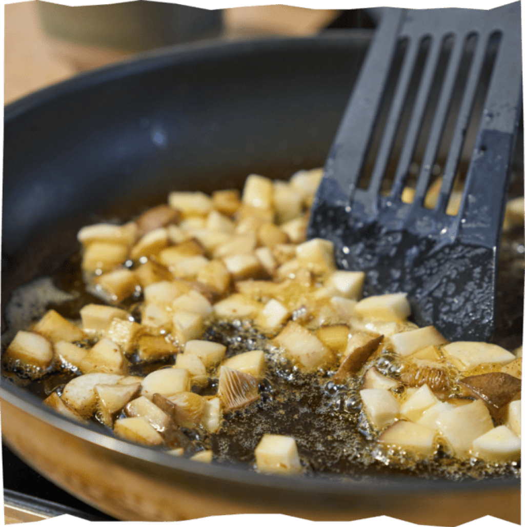Pile anbraten für die perfekten Kartoffel-Pilz-Piroggi.