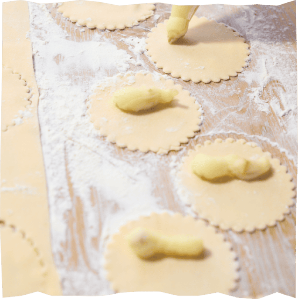 Piroggen-Teig ausstechen und Füllung mit einem Spritzbeutel hinzufügen.