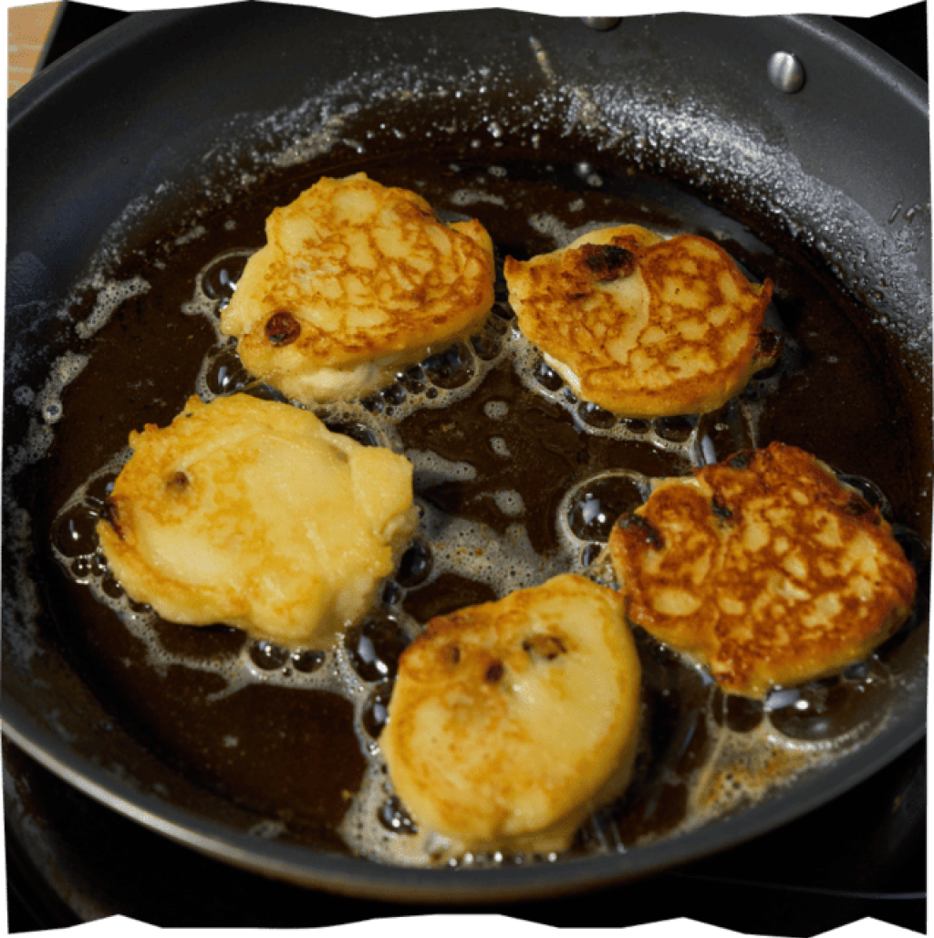 Anbraten von Rosinen-Kartoffelscheiben für leckere Quarkmäulchen.