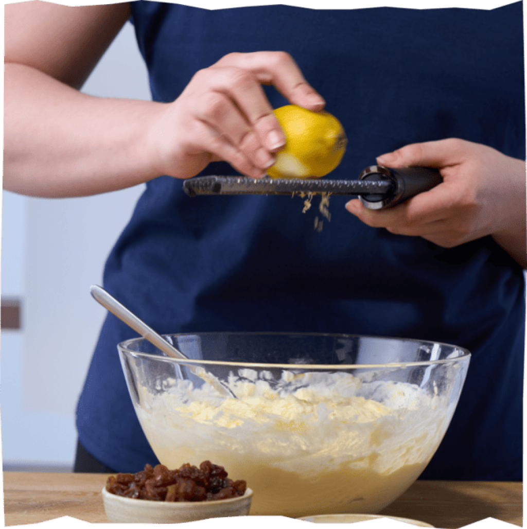 Mit Quark, Zucker, Salz, Ei und Zitronenabrieb vermengtes Mehl.