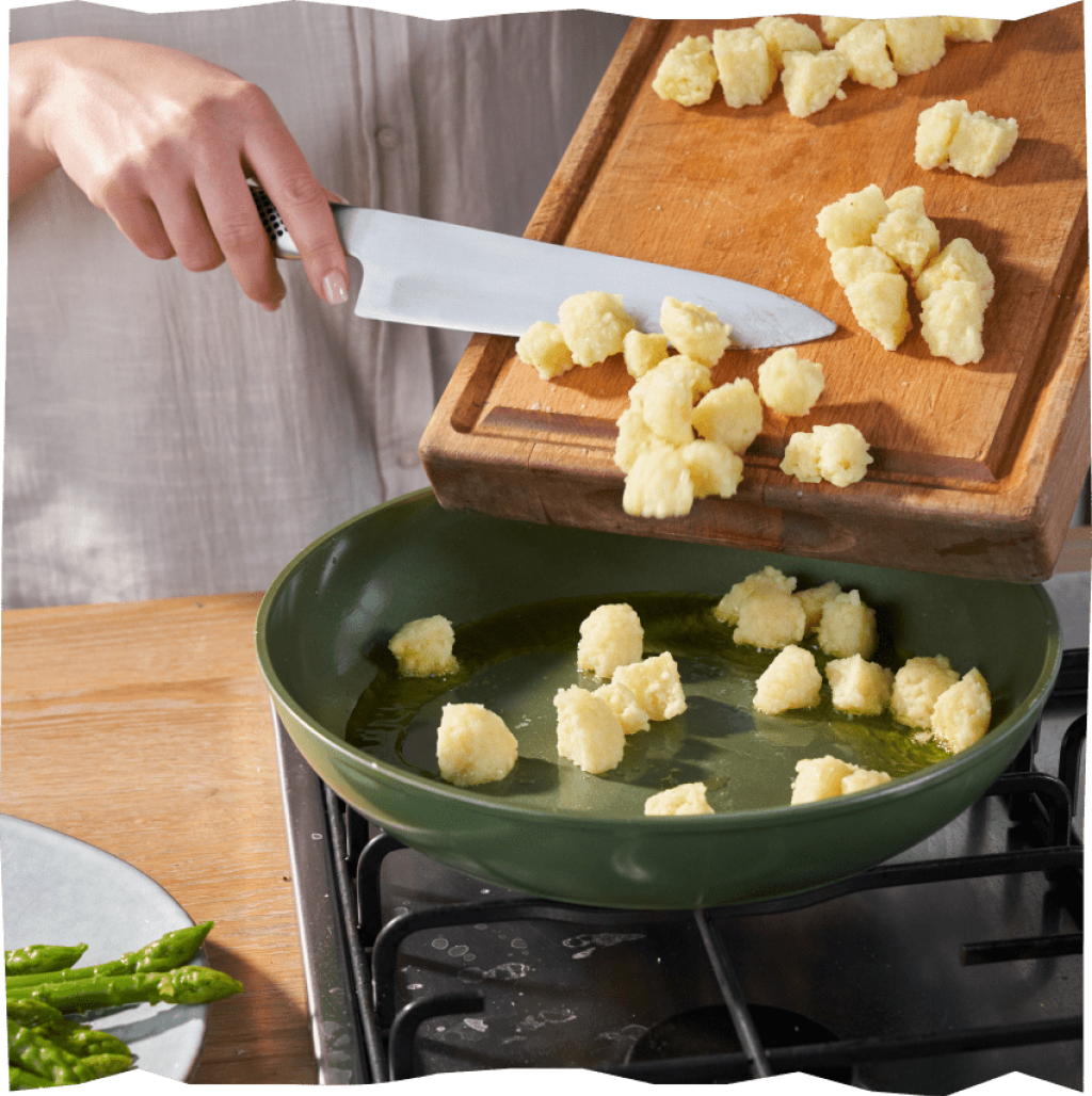 Echt vom Feld Spargelsalat mit Kartoffelcroutons, Vorbereitung Kartoffelknusper durch Anbraten.