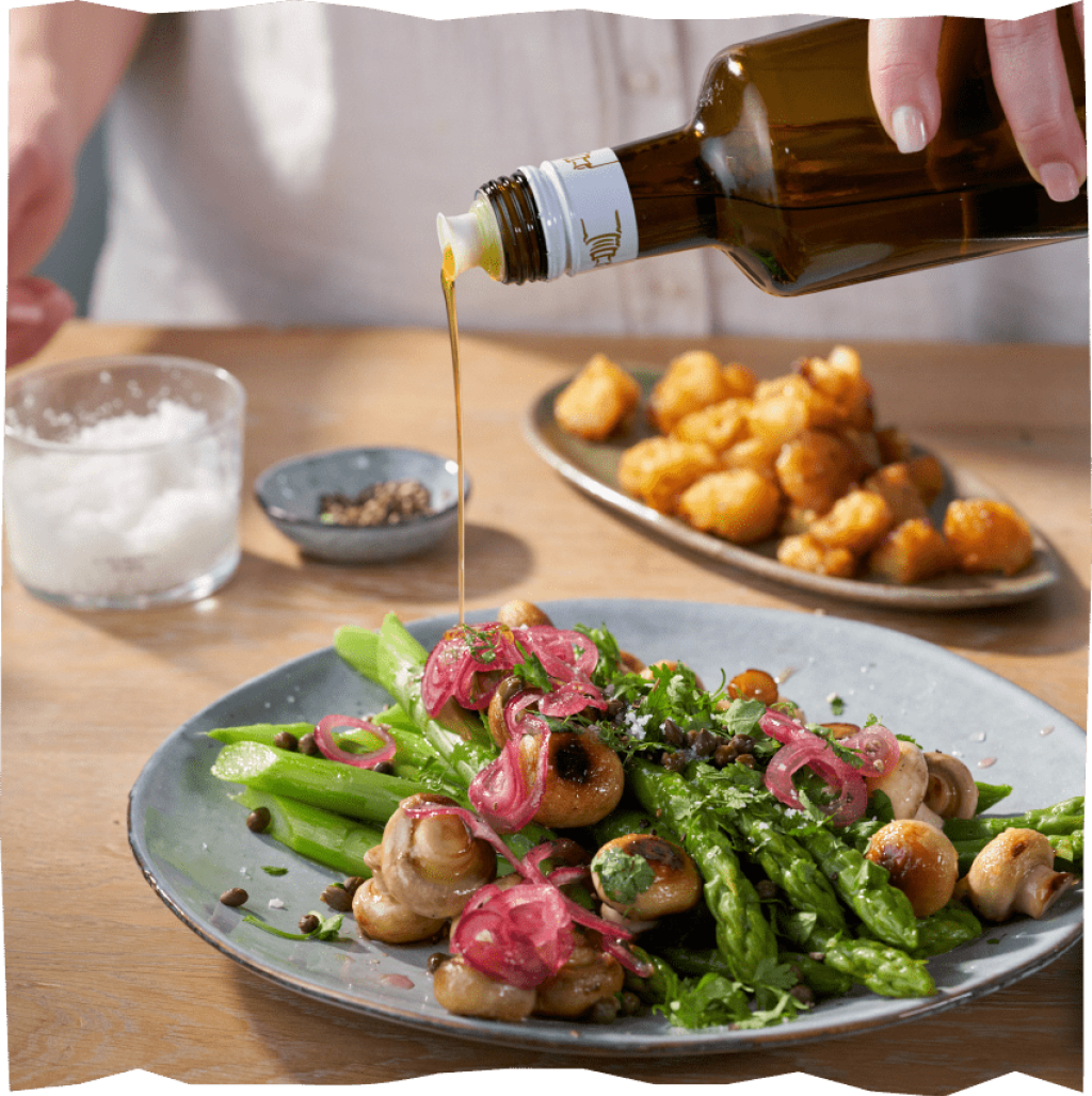 Echt vom Feld Spargelsalat mit Kartoffelcroutons, Schritt 5, Würzen des Spargelsalats.