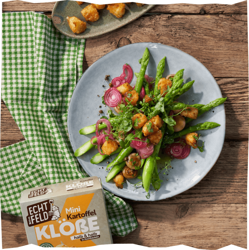 Echt vom Feld Spargelsalat mit Kartoffelcroutons aus Mini-Kartoffelklößen.