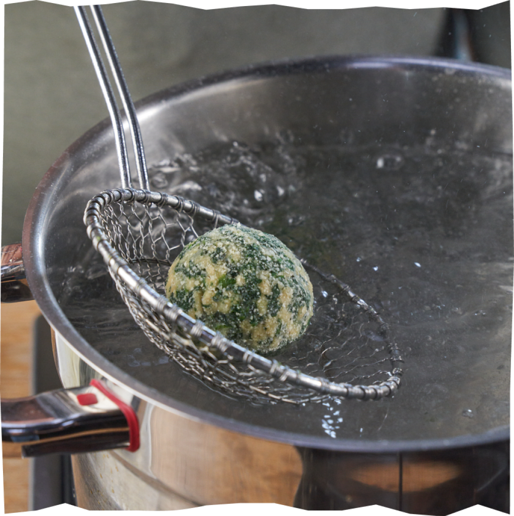 Knödel in Wasser garen.
