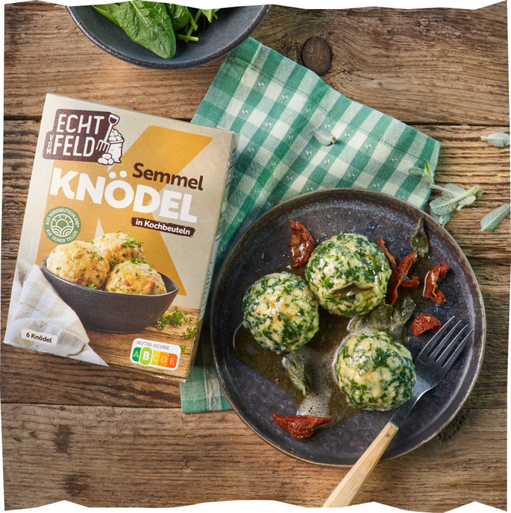 Spinat-Käseknödel anrichten und genießen.