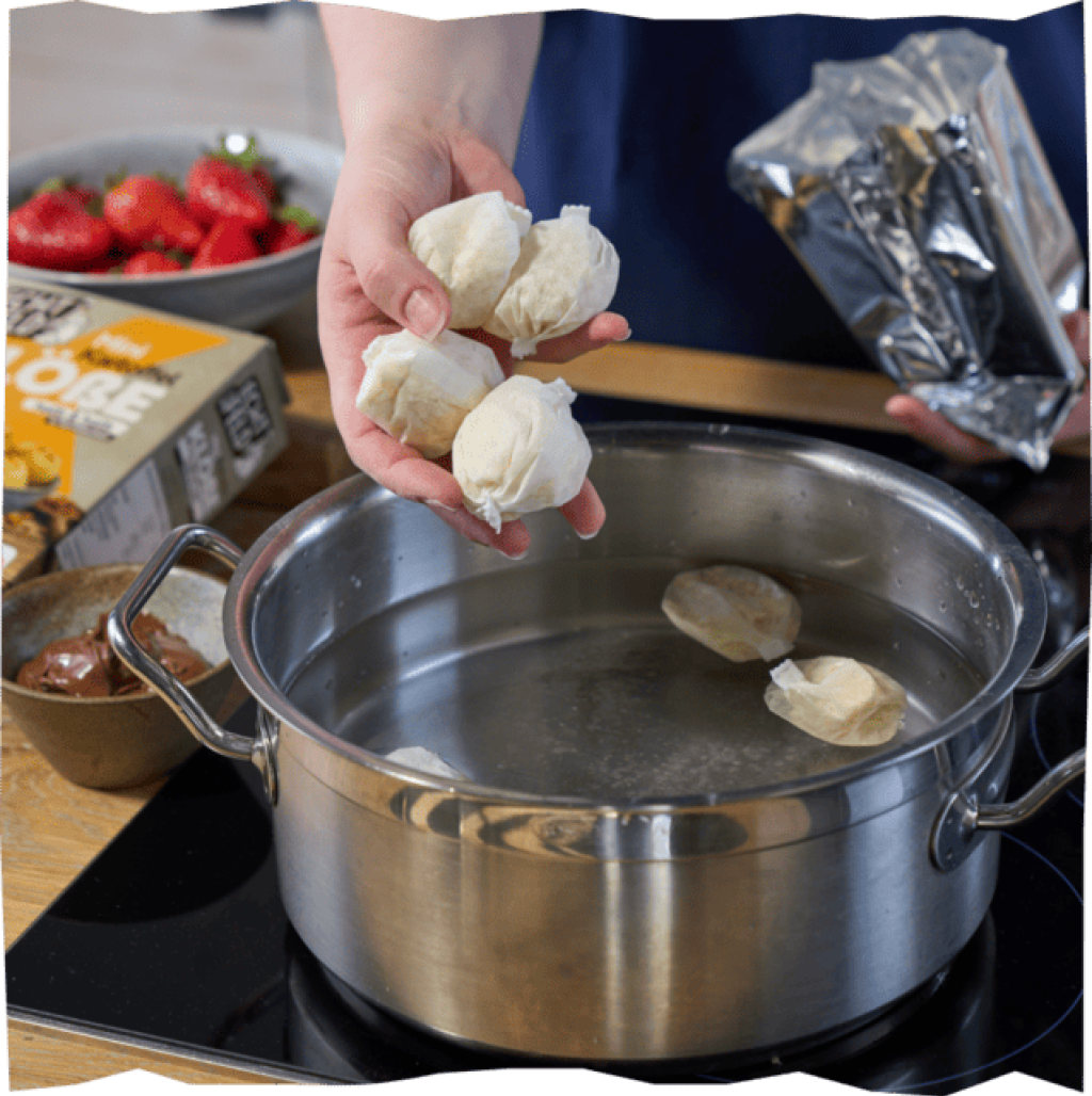 Mini-Kartoffelkläße nach Packungsanweisung zubereiten als Grundlage für die fruchtigen Waffelspieße.