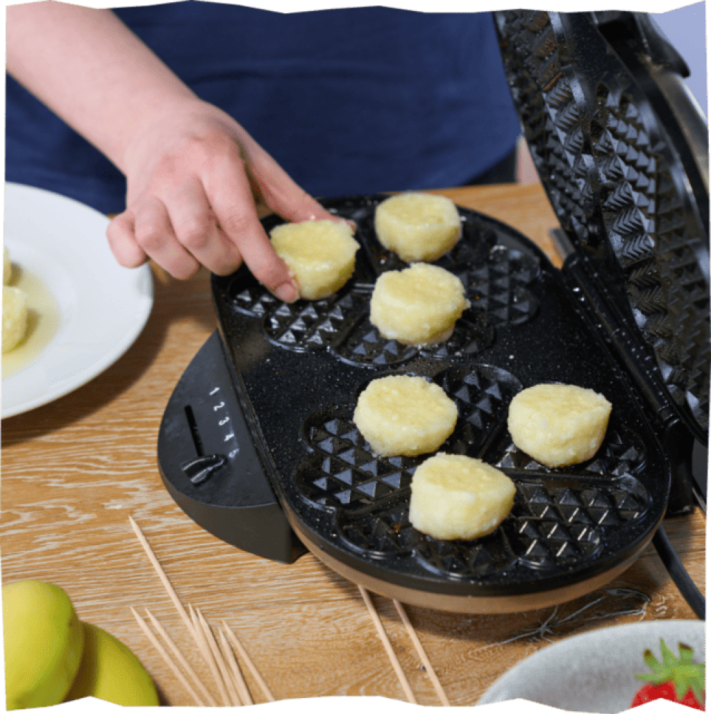 Kartoffelklöße in einem Waffeleisen.