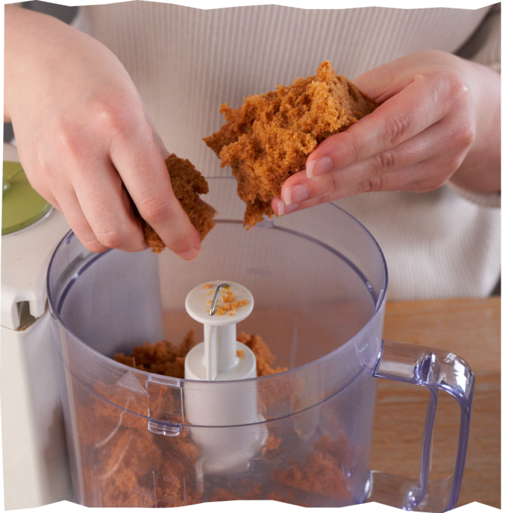 Zerkleinern von Lebkuchen zur Zubereitung von Lebkuchen-Crumble.