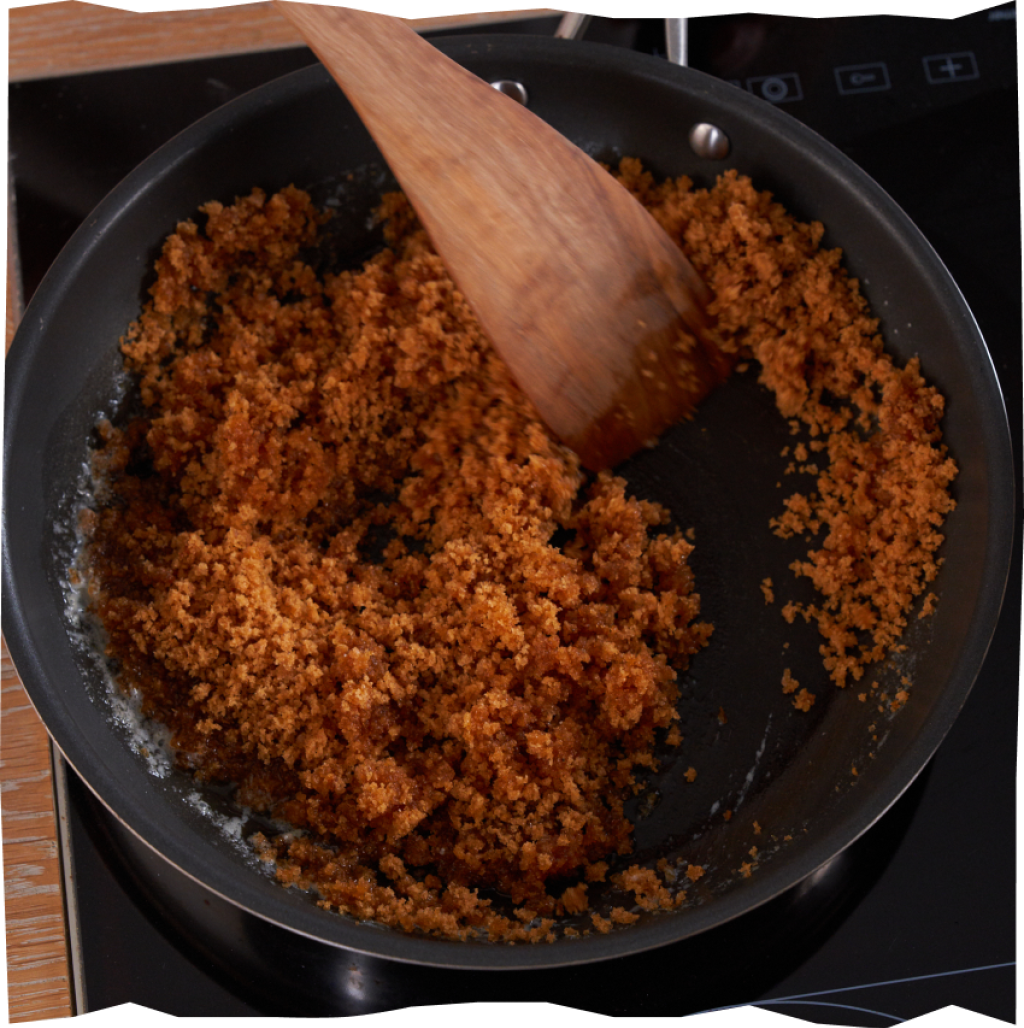 Anbraten von Lebkuchen-Crumble passend zu weihnachtlich gefüllten Nougat-Klößen.