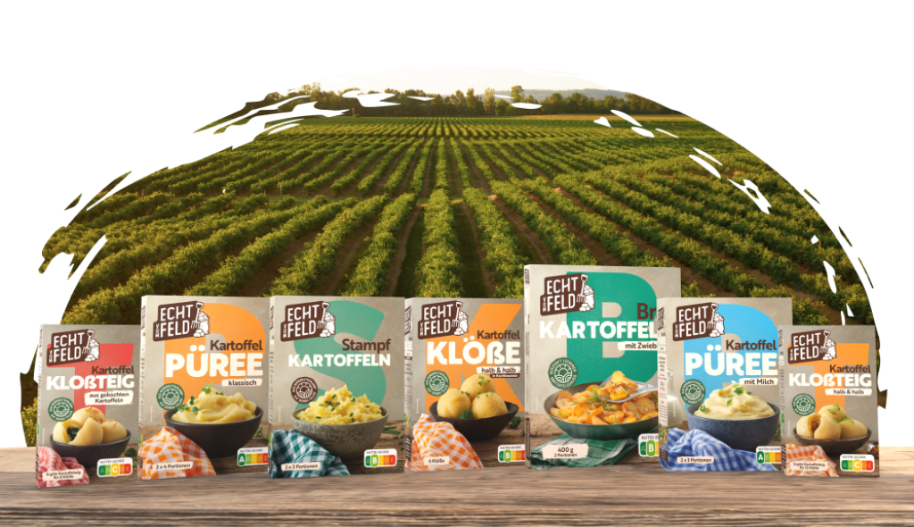 Diverse Echt vom Feld Produkte wie z.B. Kartoffelpüree, Klöße und Kloßteig mit Kartoffelfeld in der Abendsonne.