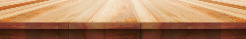 Holztafel aus hellem Echtholz.